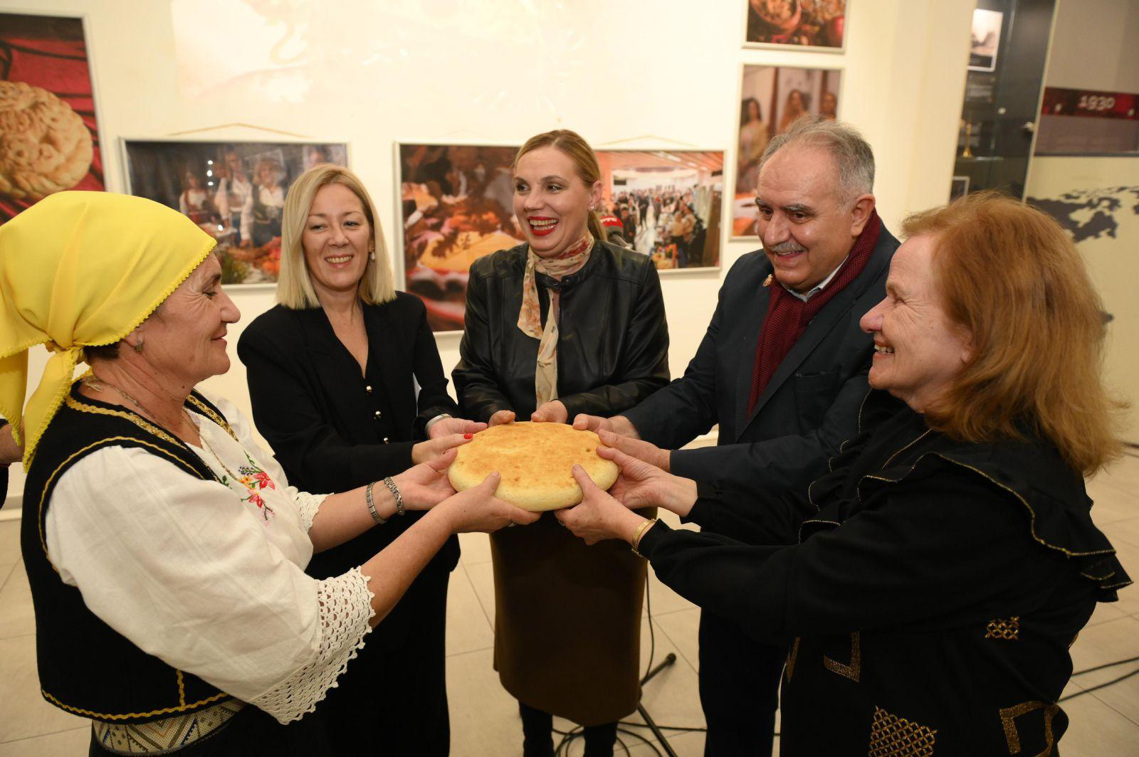 Ritual breaking of the bread - Ana-Maria, Gordana, Dimitrije